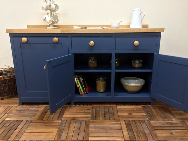 Freestanding double kitchen cupboard with single adjustable shelf