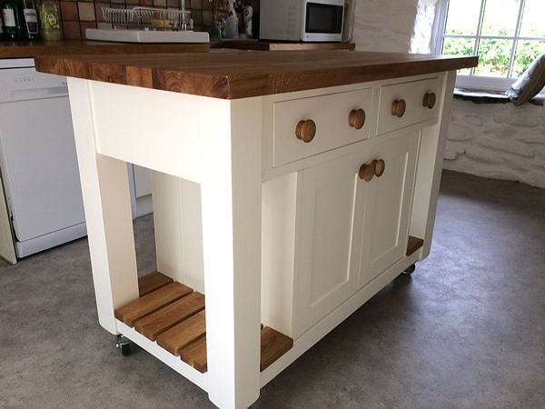 freestanding kitchen island with double ended oak slatted shelves